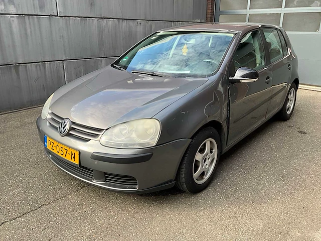 Vw golf - personenauto (schade) - afbeelding 1 van  13
