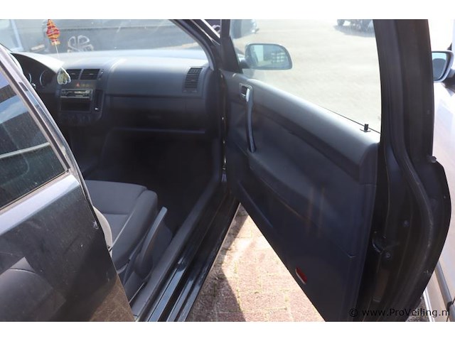 Vw polo 1.4 16v benzine | bwjr. 2002 | kenteken: 4-zrg-86 - afbeelding 2 van  17