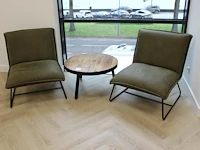 Wachtkamerset bestaande uit 2 fauteuils en ronde tafel met metalen onderstel. - afbeelding 2 van  2