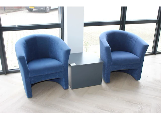 Wachtkamerset bestaande uit twee fauteuiltjes en bijzettafeltje. - afbeelding 1 van  2
