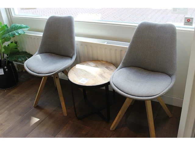 Wachtkamerset bestaande uit twee stoelen en tafel met doorsnede 45 cm. - afbeelding 1 van  2