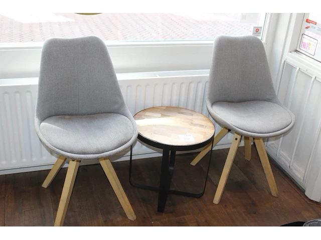 Wachtkamerset bestaande uit twee stoelen en tafel met doorsnede 45 cm. - afbeelding 2 van  2