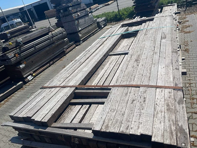 Walaba hardhout palen geschaafd 40x40mm, lengte 185-430cm (128x) - afbeelding 1 van  3
