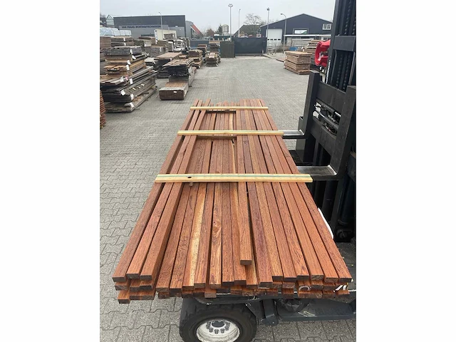 Walaba hardhouten latten geschaafd 27x45mm, lengte 305cm (47x) - afbeelding 1 van  3