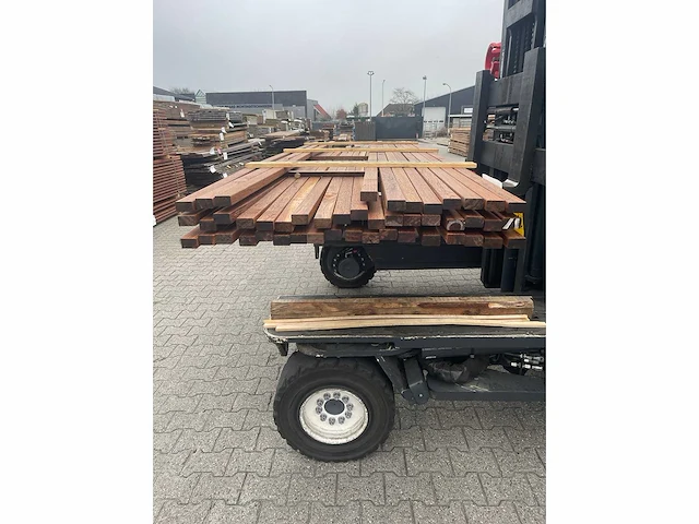 Walaba hardhouten latten geschaafd 27x45mm, lengte 305cm (47x) - afbeelding 2 van  3