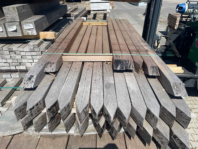 Walaba hardhouten palen gepunt 65x65mm, lengte 185-245cm (30x) - afbeelding 1 van  3