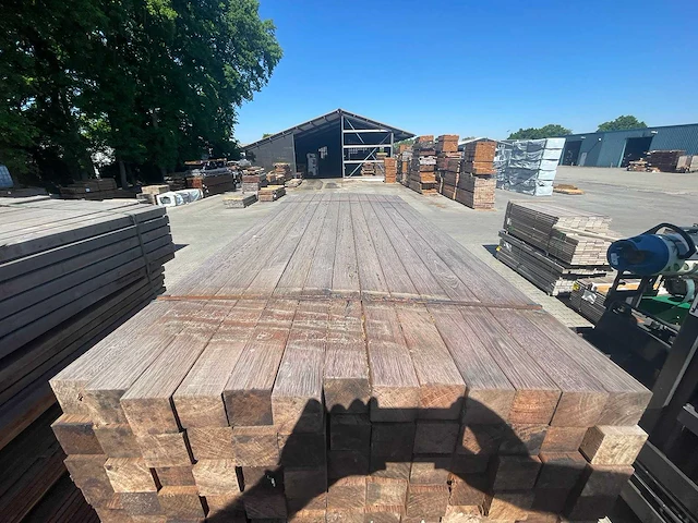 Walaba hardhouten palen geschaafd 65x65mm, lengte 200cm (130x) - afbeelding 1 van  3