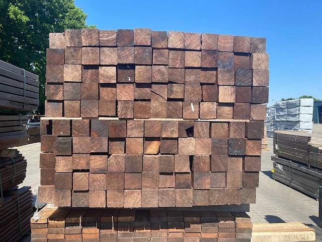Walaba hardhouten palen geschaafd 65x65mm, lengte 200cm (130x) - afbeelding 3 van  3