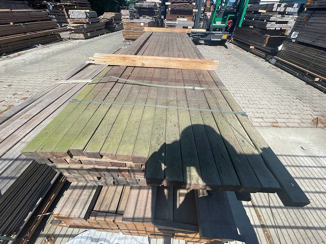 Walaba hardhouten regels geschaafd 40x60mm, lengte 365-495cm (93x) - afbeelding 1 van  3