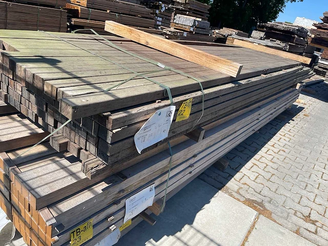 Walaba hardhouten regels geschaafd 40x60mm, lengte 365-495cm (93x) - afbeelding 2 van  3