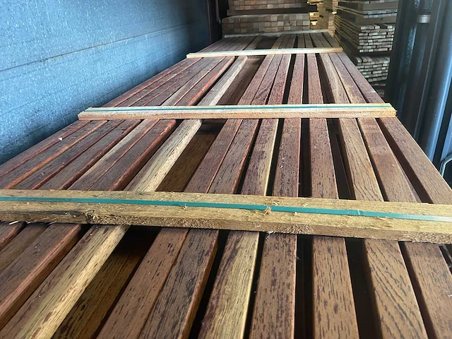 Walaba latten geschaafd 3650-4300x45x27mm (235x) - afbeelding 1 van  3