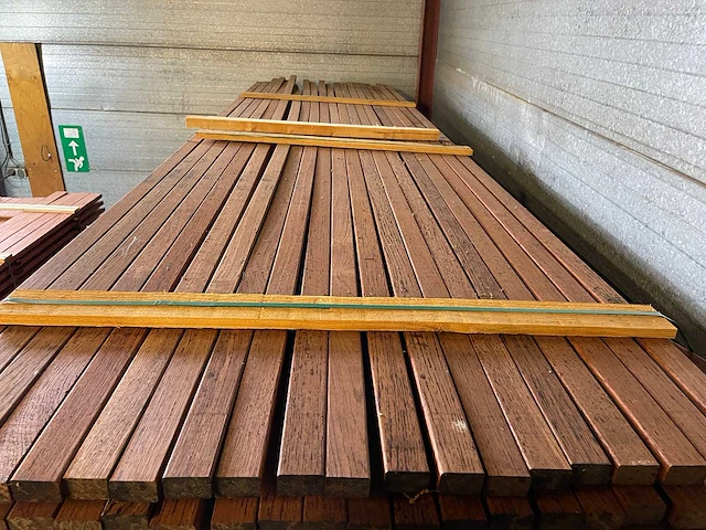 Walaba planken geschaafd 3050-4000x45x27mm (244x) - afbeelding 1 van  3