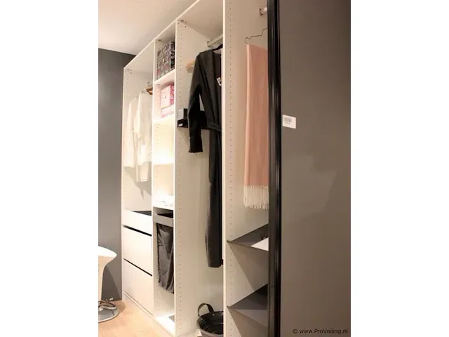 Walk-in closet - afbeelding 37 van  40