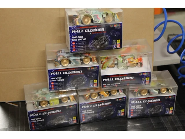 Wall climer auto bestuurbaar ds p1 mix geleverd - afbeelding 1 van  5