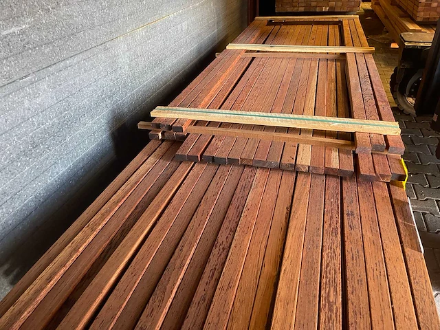 Wallaba latten geschaafd 2450-3650x45x27mm (285x) - afbeelding 1 van  3