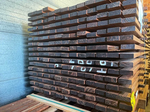Wallaba latten geschaafd 2450x70x27mm (203x) - afbeelding 3 van  3
