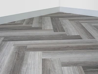 Walvisgraat pvc - 22,232 m2 , floer, vaquita vergrijsd, grijs / chroom - afbeelding 1 van  5