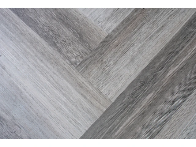 Walvisgraat pvc - 22,232 m2 , floer, vaquita vergrijsd, grijs / chroom - afbeelding 4 van  5