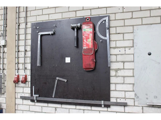 Wandbord met diverse las hulpmiddelen met afmeting 122 x 122 cm. - afbeelding 1 van  3