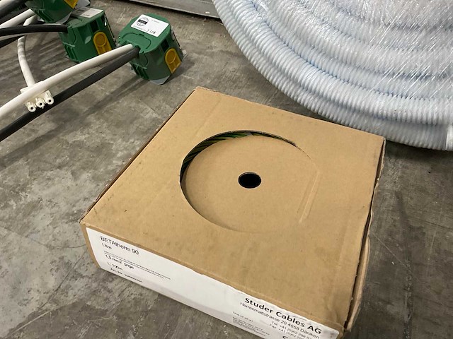 Wandcontactdozen, beschermingsslang en kabel - afbeelding 11 van  12