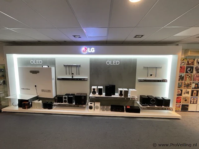 Wanddisplay - 650x70x250cm - afbeelding 1 van  3