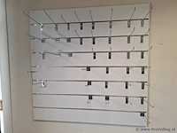 Wanddisplay met ophanghaken - afbeelding 1 van  3