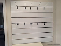 Wanddisplay met ophanghaken - afbeelding 1 van  3