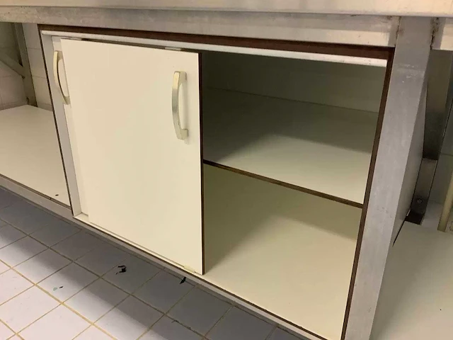 Wandgemonteerde rvs werktafel - afbeelding 5 van  7