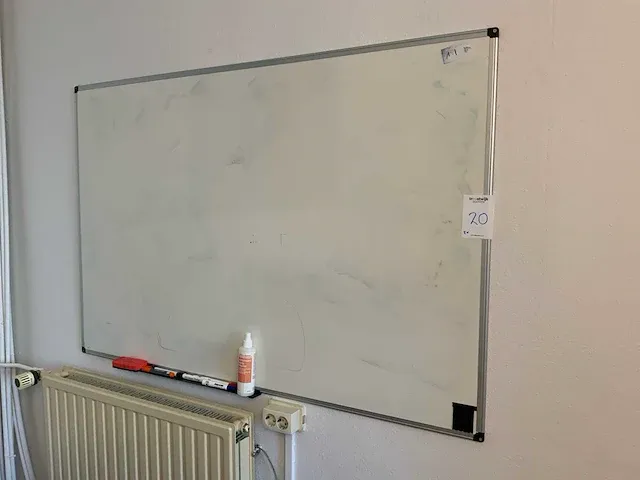 Wandgemonteerde whiteboard (2x) - afbeelding 1 van  3