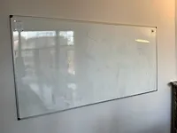 Wandgemonteerde whiteboard (2x)
