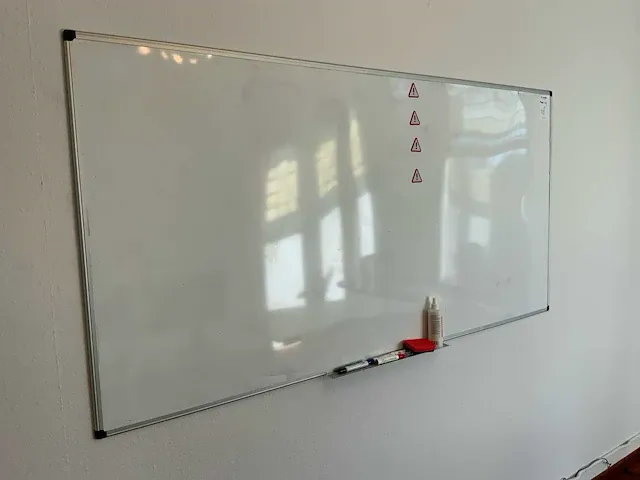 Wandgemonteerde whiteboard (2x) - afbeelding 2 van  3