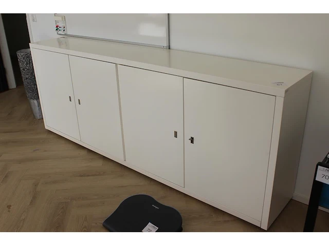 Wandkast met 4 deuren . afmeting 238 x 42 x 90cm. let op beschadiging links op bovenblad. - afbeelding 1 van  3