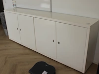 Wandkast met 4 deuren . afmeting 238 x 42 x 90cm. let op beschadiging links op bovenblad. - afbeelding 1 van  3