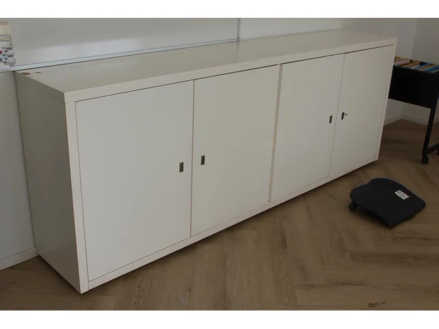 Wandkast met 4 deuren . afmeting 238 x 42 x 90cm. let op beschadiging links op bovenblad. - afbeelding 2 van  3