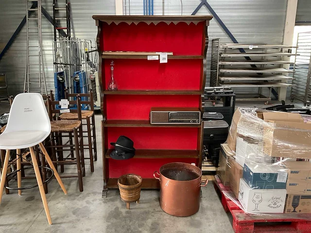 Wandkast met decoratiemateriaal - afbeelding 1 van  7