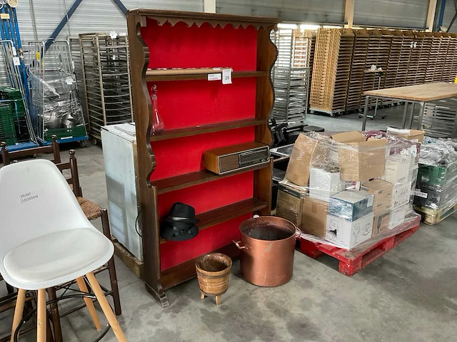 Wandkast met decoratiemateriaal - afbeelding 2 van  7