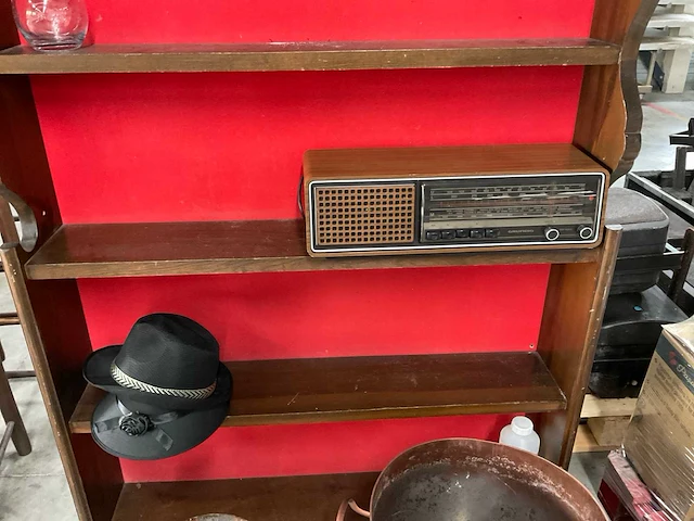 Wandkast met decoratiemateriaal - afbeelding 5 van  7