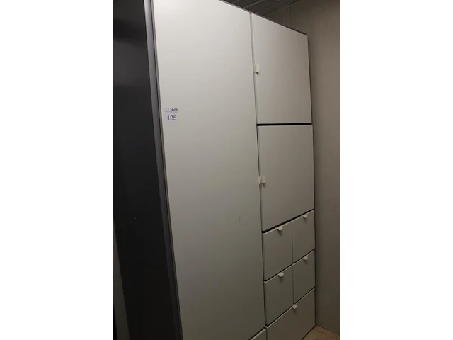 Wandkast met drie deuren en zes laden. afmeting 122 x 57 x 215 cm. - afbeelding 2 van  2