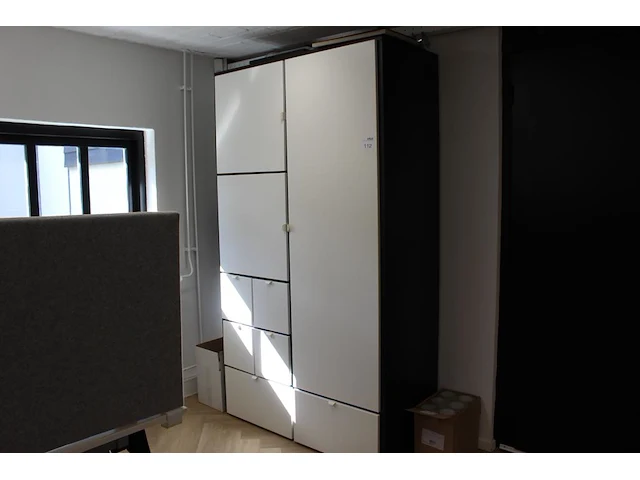 Wandkast met drie deuren en zes lades. afmeting 122 x 57 x 215 cm. - afbeelding 1 van  2