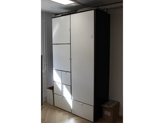 Wandkast met drie deuren en zes lades. afmeting 122 x 57 x 215 cm. - afbeelding 2 van  2