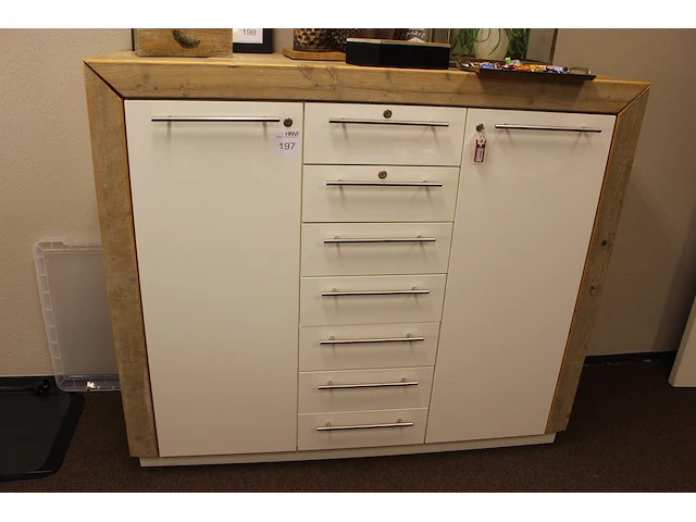 Wandkast met houten omlijsting met twee deuren en zeven lades. afmeting 154 x 53 cm. hoogte 132 cm. exclusi... - afbeelding 1 van  2