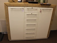 Wandkast met houten omlijsting met twee deuren en zeven lades. afmeting 154 x 53 cm. hoogte 132 cm. exclusi...