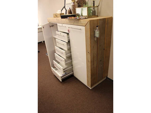Wandkast met houten omlijsting met twee deuren en zeven lades. afmeting 154 x 53 cm. hoogte 132 cm. exclusi... - afbeelding 2 van  2