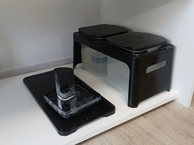 Wandkast met inhoud en kruk | locatie roden - afbeelding 4 van  17