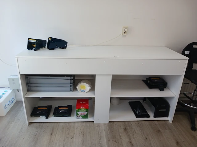 Wandkast met inhoud en kruk | locatie roden - afbeelding 6 van  17