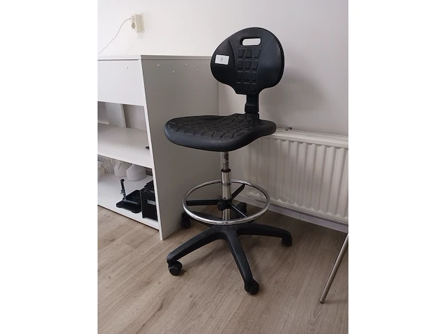 Wandkast met inhoud en kruk | locatie roden - afbeelding 7 van  17