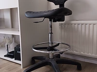 Wandkast met inhoud en kruk | locatie roden - afbeelding 8 van  17