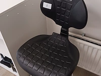 Wandkast met inhoud en kruk | locatie roden - afbeelding 9 van  17