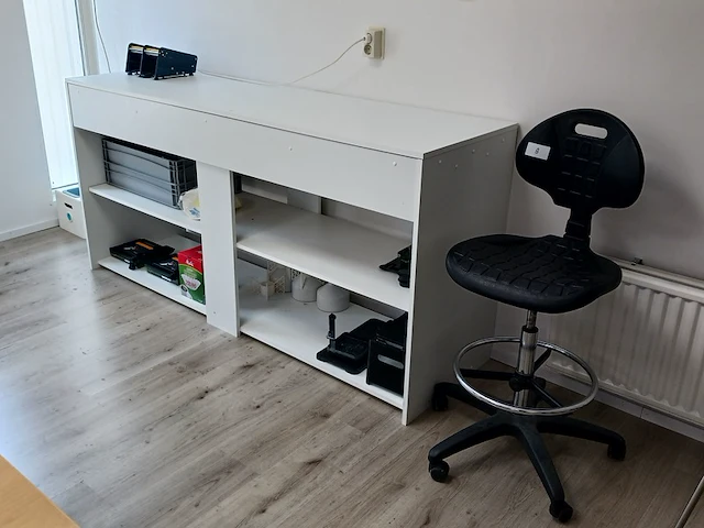 Wandkast met inhoud en kruk | locatie roden - afbeelding 1 van  17
