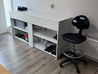 Wandkast met inhoud en kruk | locatie roden - afbeelding 1 van  17